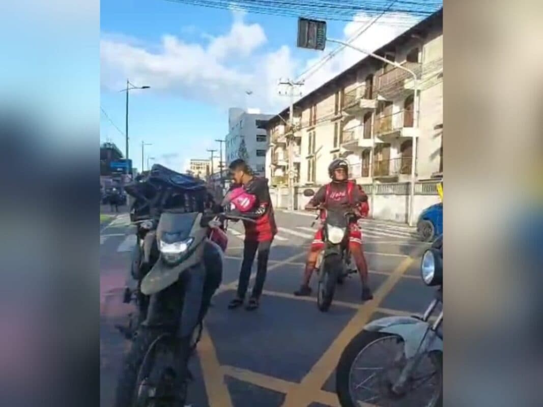 Motoboys fazem protesto em João Pessoa, no local onde Kelton Marques foi atropelado, após soltura de Ruan Macário