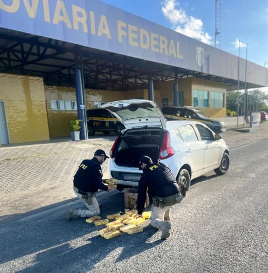 PRF intercepta veículo suspeito e descobre 20kg de cocaína no porta-malas