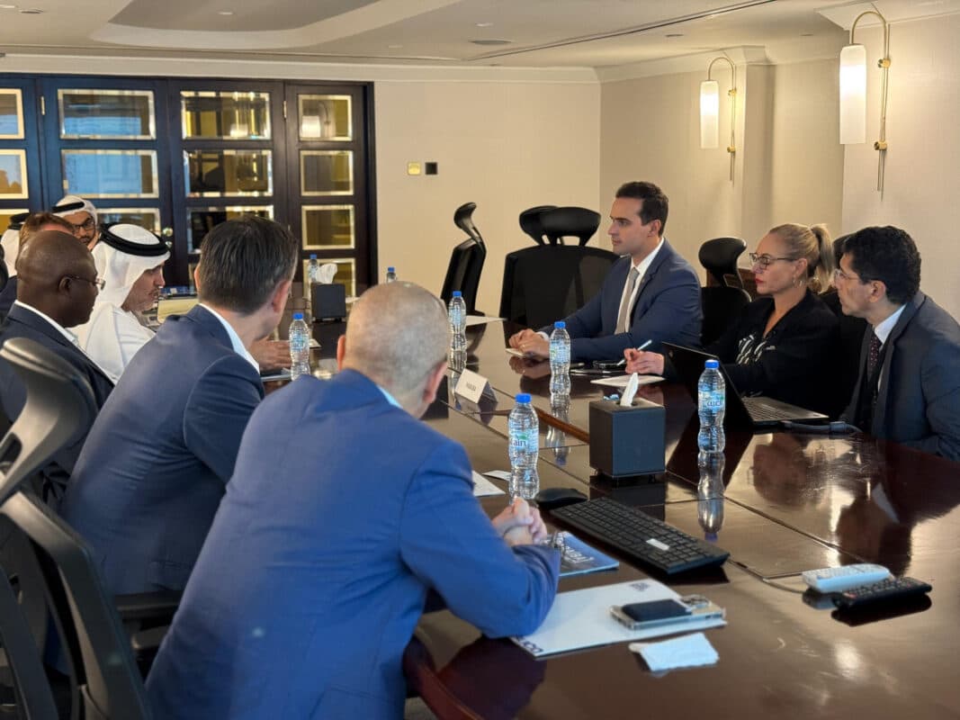 Em terceiro país da missão no Oriente Médio, Lucas Ribeiro dialoga com investidores nos Emirados Árabes