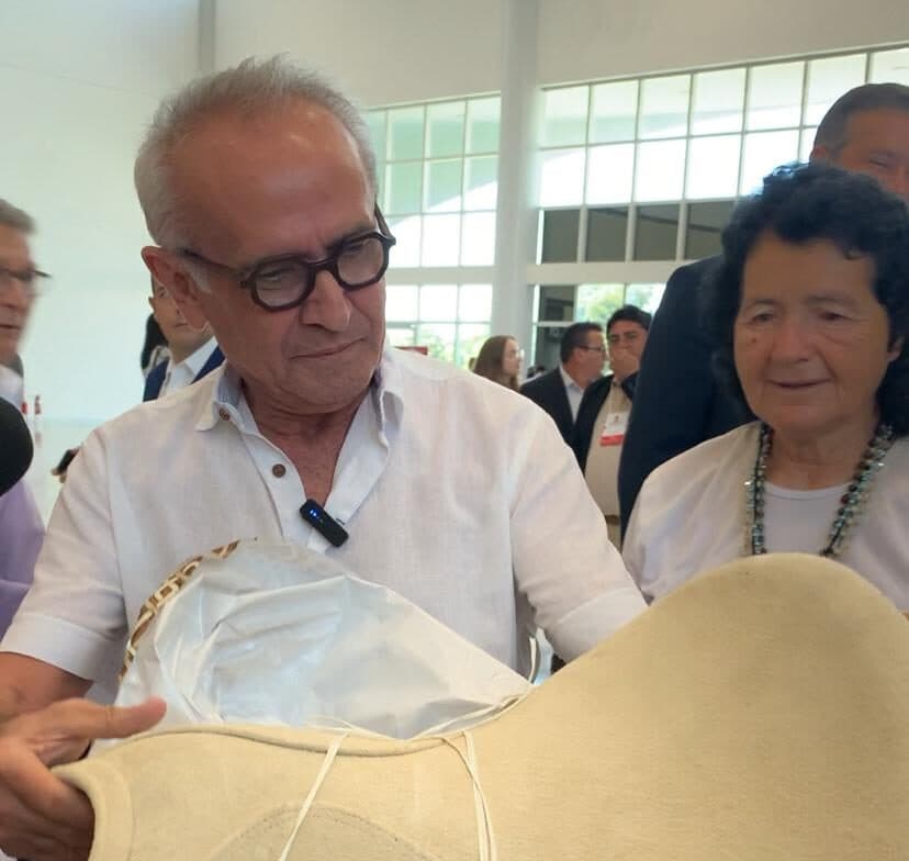 Vereador de João Pessoa dá presente inusitado a Cícero Lucena e justifica: "andar de cavalo selado"