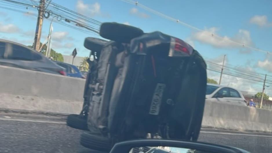 Capotamento deixa trânsito lento na BR-230, em João Pessoa