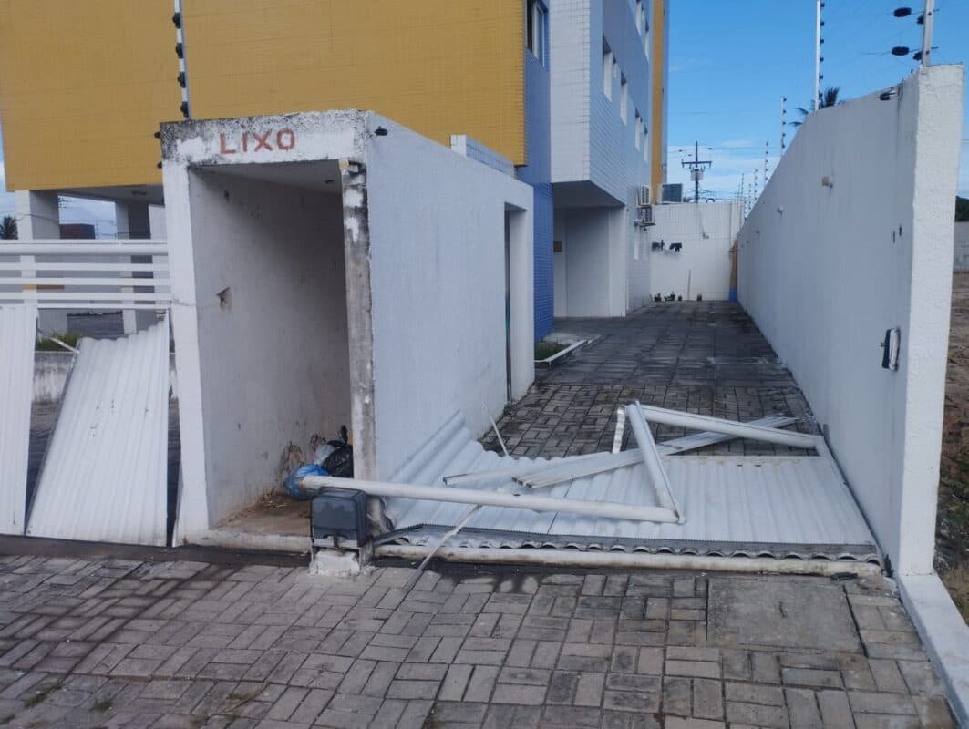 Motoboys derrubam portão de condomínio em João Pessoa em protesto após entregador denunciar ataque de morador