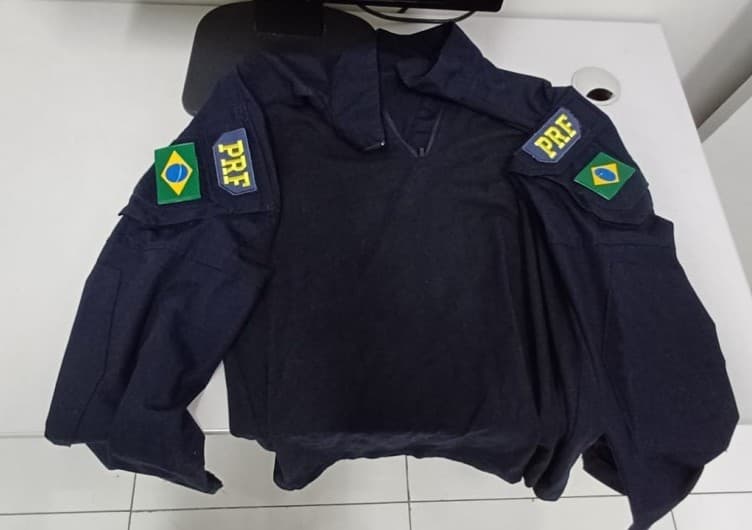 PRF prende mulher por porte ilegal de arma e descobre uniforme e equipamento falso da instituição