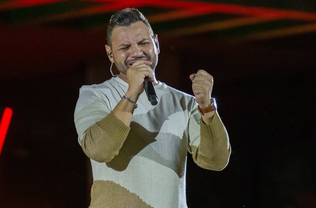 Após prisão, vocalista da banda Desejo de Menina, Lenno, pagou fiança de R$ 40 mil e teve CNH suspensa