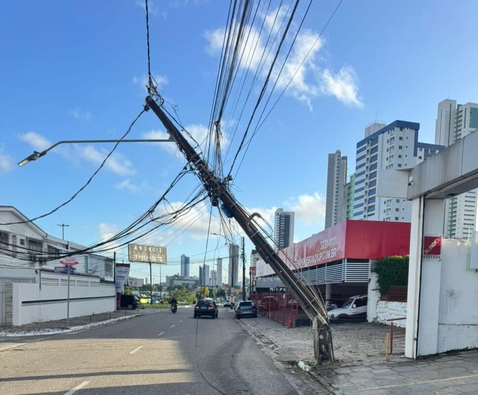 Carro colide com poste e estrutura ameaça cair; desvios é feito entre Ruy Carneiro e BR-230