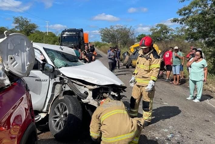 Acidente entre caminhonete e caminhão pipa deixa dois feridos em rodovia no Sertão da Paraíba