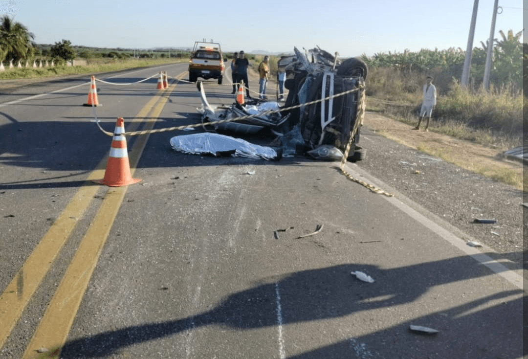 Homem morre em colisão entre carro funerário e caminhão em Sousa