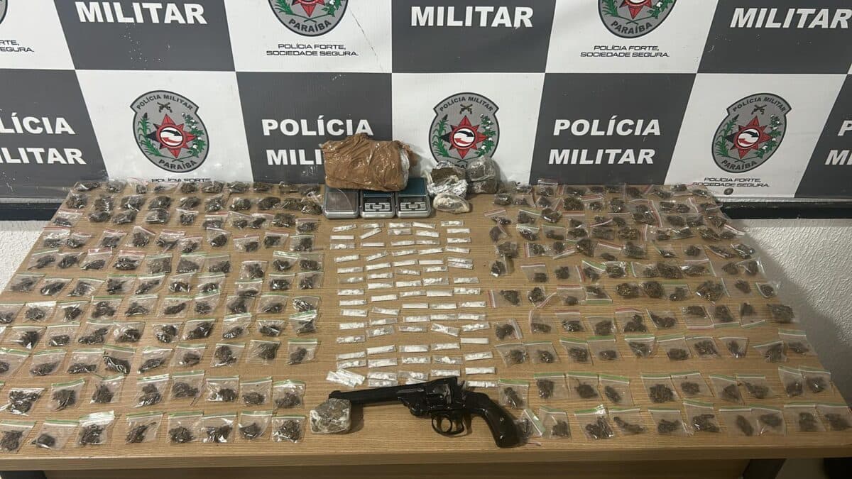 Polícia Militar apreende arma de fogo e drogas no Grotão, em João Pessoa