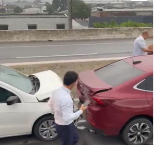 Colisão entre três veículos para trânsito em trecho da BR-230 sentido João Pesssoa Bayeux