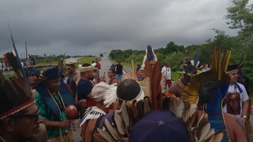 PROTESTO NA BR-101: trânsito é liberado após três horas
