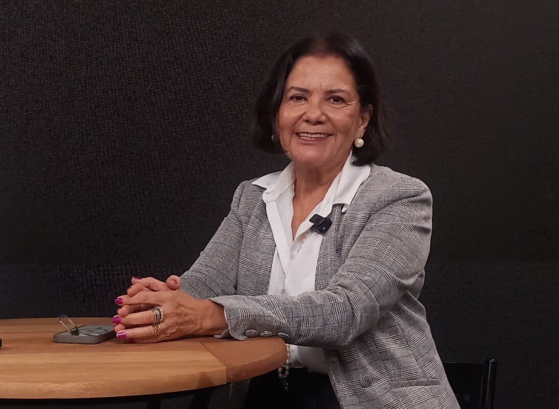 Carros elétricos usam mais de uma bateria e engenheira eletricista explica para que são usadas