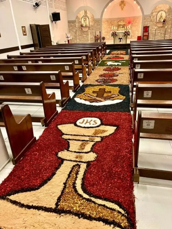 Procissões, missas e tapete de serragem colorida marcam celebração de Corpus Christi em João Pessoa