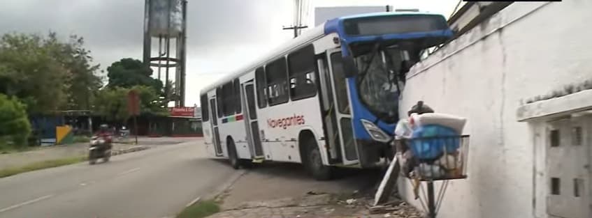 Ônibus desgovernado bate em muro de prédio em João Pessoa