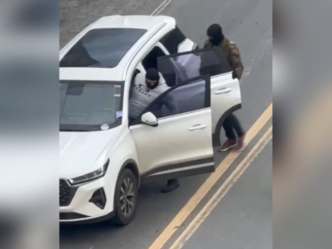 Bandidos roubam carro de mulher e fogem após ataque a carro-forte em Campina, mostra vídeo
