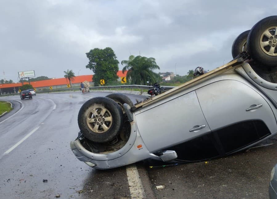 Capotamento de carro é registrado na BR-230 e mulher fica ferida em Santa Rita