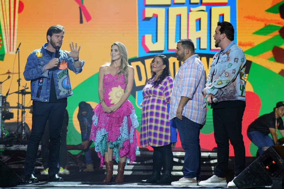 'Chá revelação': casal descobre sexo de bebê no Maior São João do Mundo, em Campina Grande