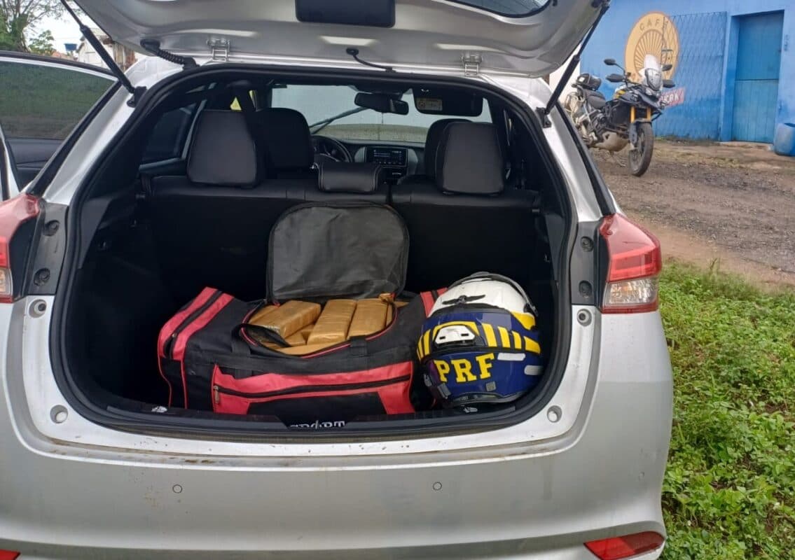 PRF apreende carro roubado com 30 kg de droga após perseguição no interior da Paraíba; dois suspeitos são presos