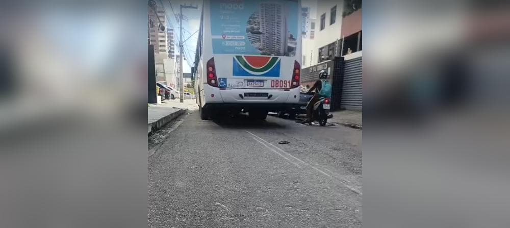 Entregador por aplicativo morre em colisão com ônibus no bairro de Manaíra, em João Pessoa