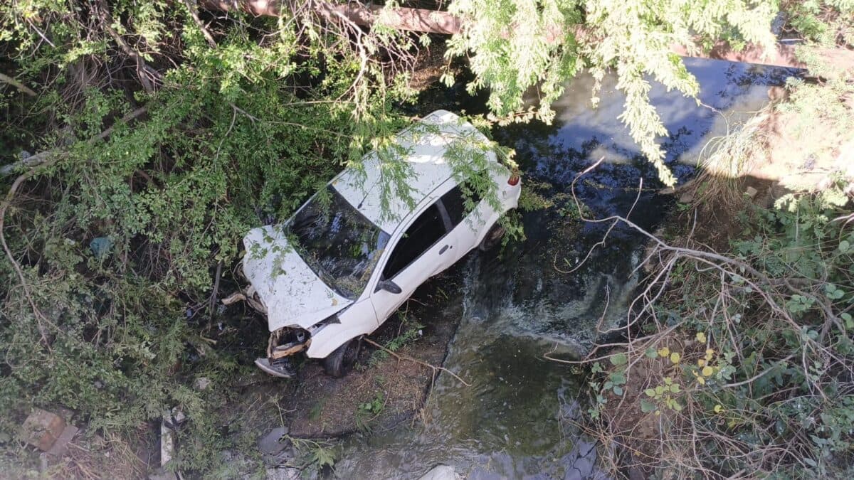 Motorista perde controle e carro cai de ponte na BR-230 em Cajazeiras