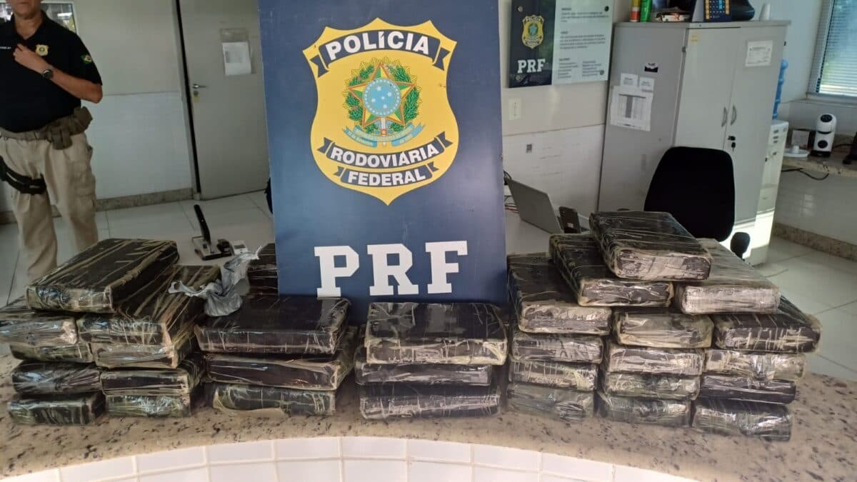 PRF apreende 45kg de cocaína em caminhonete que seguia por rodovia no Agreste da Paraíba