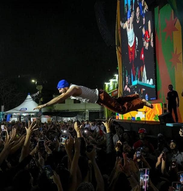 Cantor Nattan pula sobre fãs no São João de Campina e come cuscuz na Feira da Prata