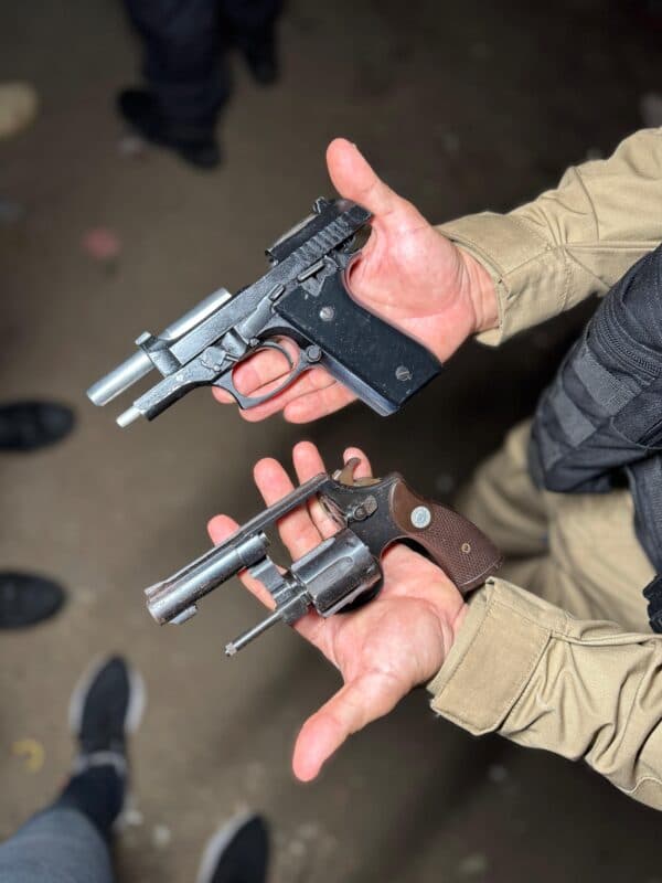 Polícia Militar prende dois homens com armas de fogo que já tinham passagens por outros crimes