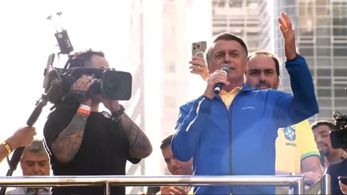 Bolsonaro diz em ato na Paulista: "me deem 50% da Câmara e do Senado que mudo destino do Brasil"