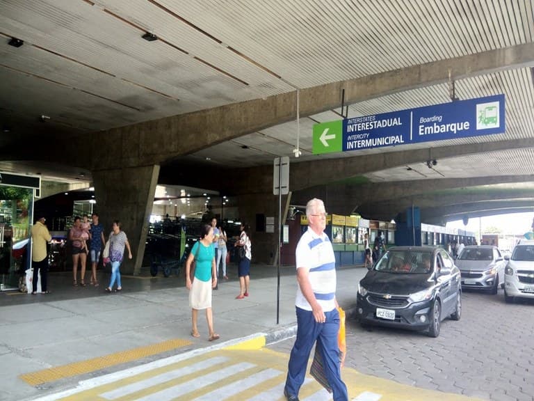 Greve de motoristas de empresa de ônibus provoca tumulto no terminal Rodoviário de João Pessoa e revolta passageiros
