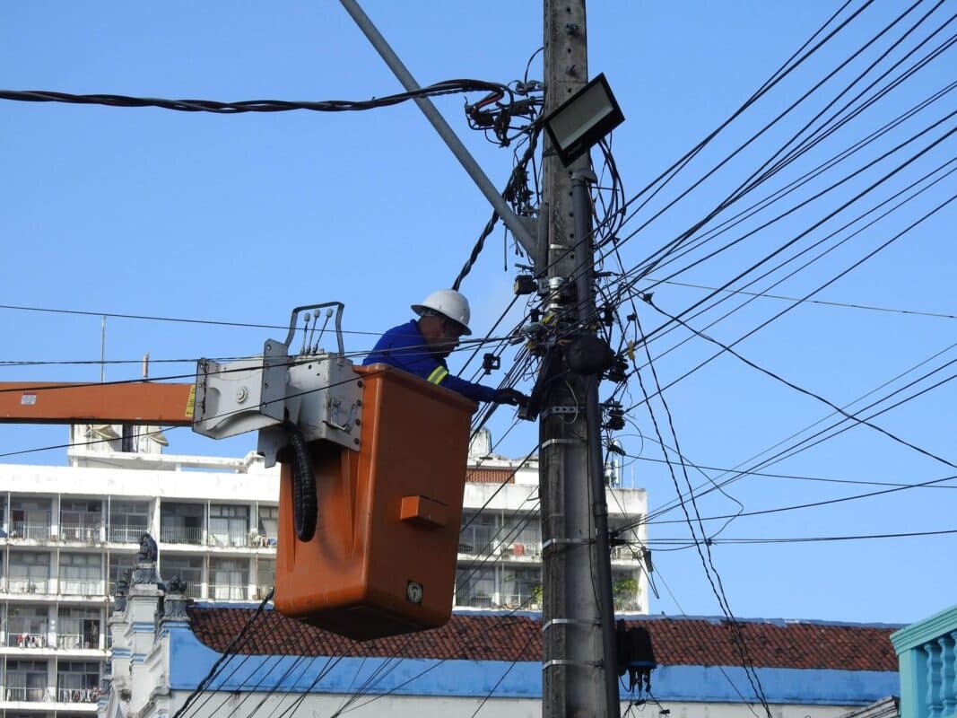 Prefeitura de João Pessoa inicia retirada de fios clandestinos na General Osório e ação deve abranger todo Centro Histórico