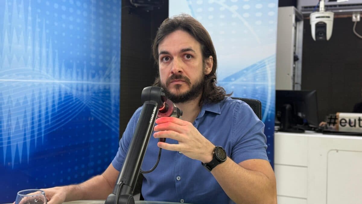 Pedro diz que governo de João Azevêdo massacra policiais e deixa escolas sem professores: "uma falta absurda"