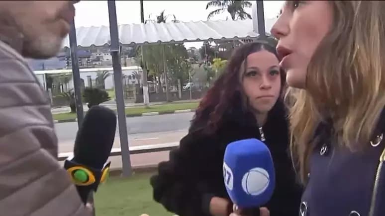 Repórter da Record é empurrada por jornalista da Band ao vivo