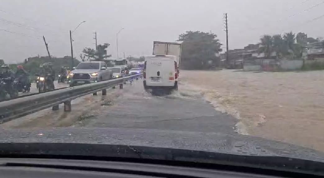 CHUVAS: BR-230 tem alagamento e trânsito lento, após rio transbordar na Grande João Pessoa; VÍDEOS