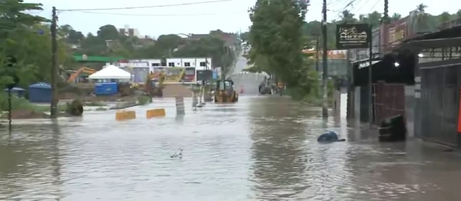ALAGAMENTO: trânsito na ladeira entre Mangabeira e Valentina é interrompido após fortes chuvas