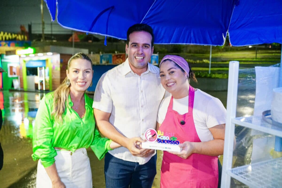 Lucas Ribeiro entrega troféu 'Caso de Sucesso' do Empreender a confeiteira que viralizou vendendo bolos no São João de Campina