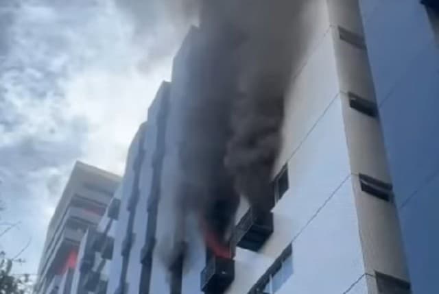 Incêndio atinge prédio e assusta moradores em Boa Viagem