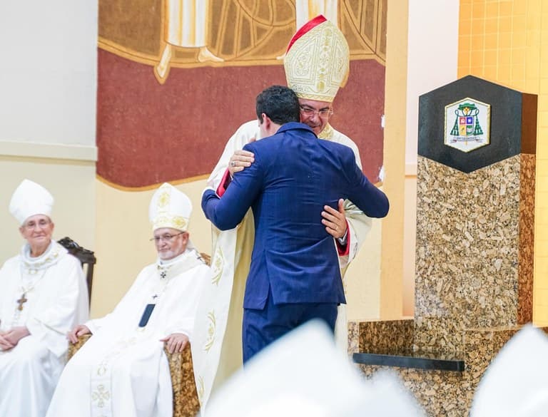 Em Cajazeiras, vice-governador Lucas Ribeiro prestigia posse de Dom Francisco Gabriel como novo bispo diocesano