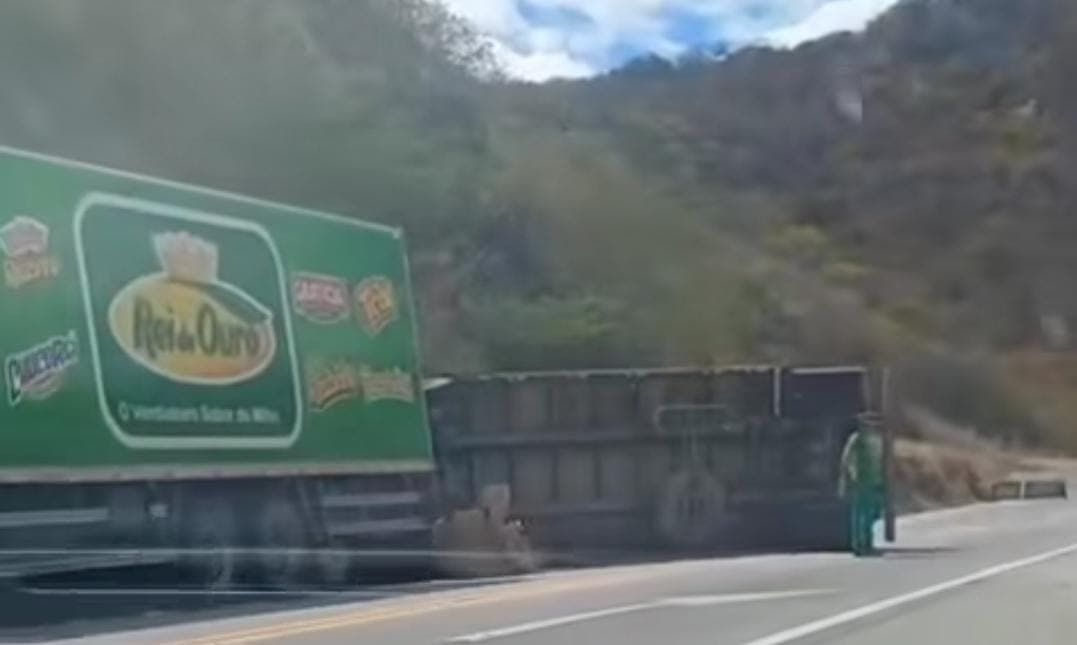 Semirreboque de caminhão tomba em trecho da BR-230, na Serra de Santa Luzia