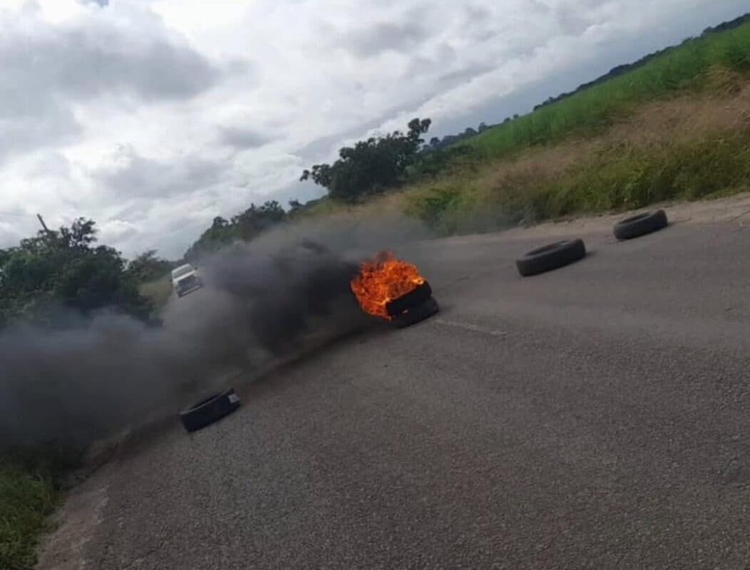Manifestantes bloqueiam rodovia entre Capim e Mamanguape e cobram obras de manutenção