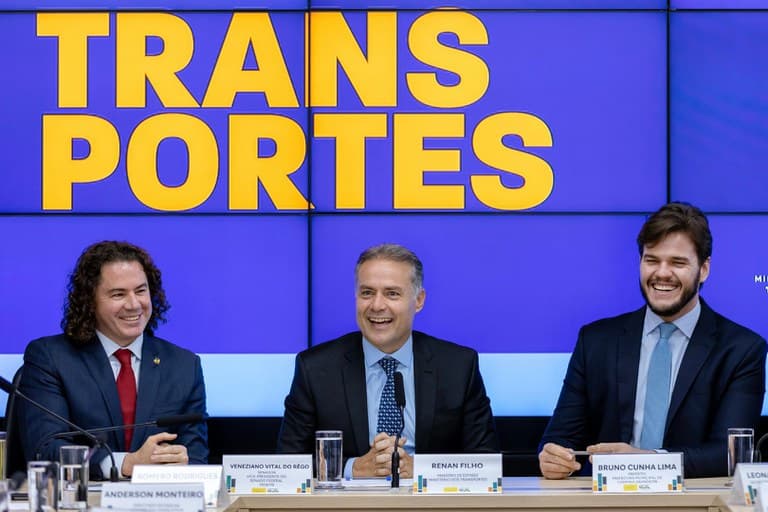 Bruno Cunha Lima e Veneziano acompanham início da obra de revitalização da malha ferroviária em Campina Grande