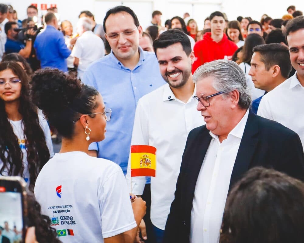 João Azevêdo lança 3º edição do Conexão Mundo com 400 vagas de intercâmbio para estudantes do ensino público; saiba como concorrer