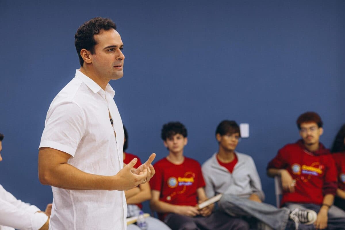 Vice-governador Lucas Ribeiro dialoga com estudantes que vivenciaram intercâmbio na China pelo Conexão Mundo e celebra novo edital