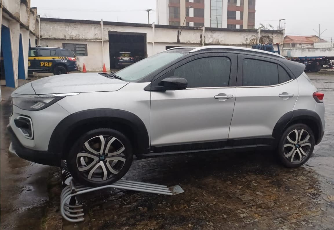 PRF prende em Cabedelo foragido com dívida de R$ 215 mil de pensão alimentícia e recupera veículo roubado em Pernambuco