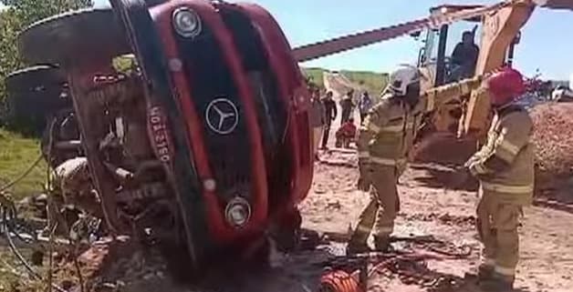 Caminhão-pipa capota na estrada de Praia de Campina e motorista é socorrido de helicóptero