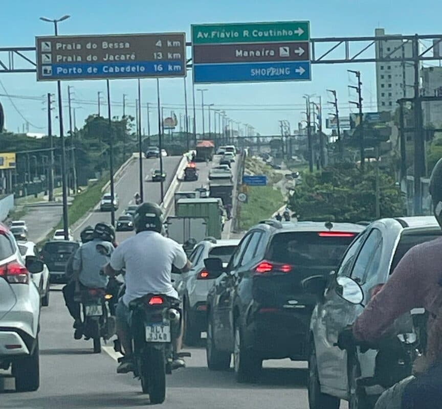 VÍDEO: caminhão 'trava' trânsito na BR-230, que tem engarrafamento de 6km em João Pessoa
