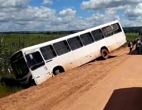 Ônibus com estudantes perde controle e cai em canavial no município de Rio Tinto