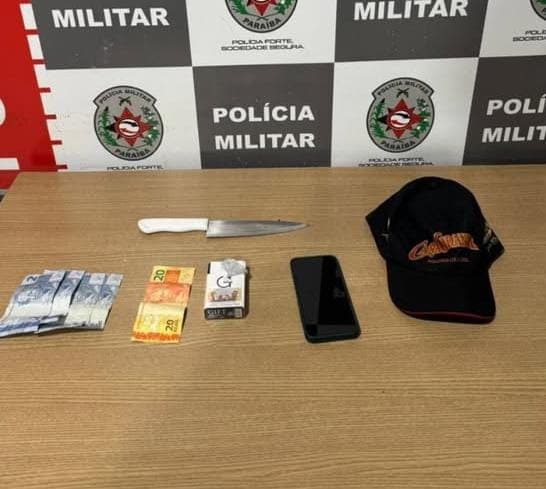 Polícia prende dois homens armados com facas e recupera objetos roubados em João Pessoa