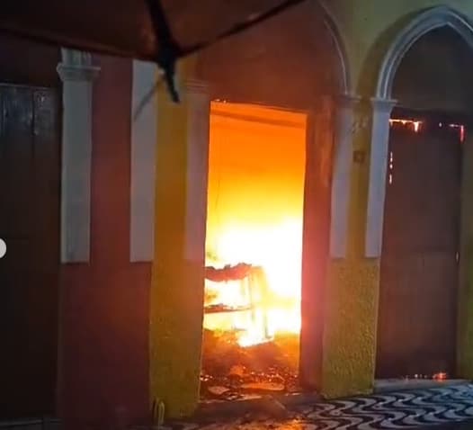 Incêndio destrói loja em casarão histórico em Areia