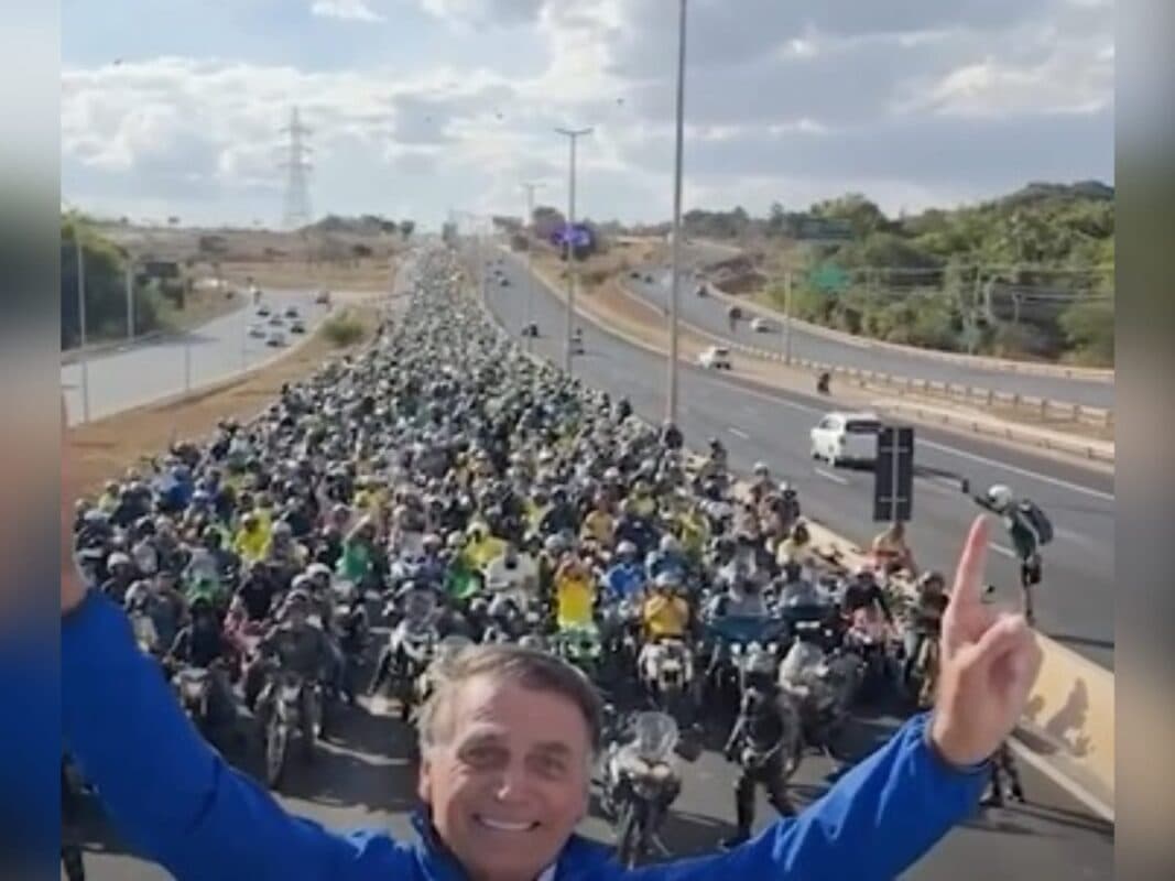 VÍDEO: Bolsonaro participa de motociata com apoiadores em Brasília