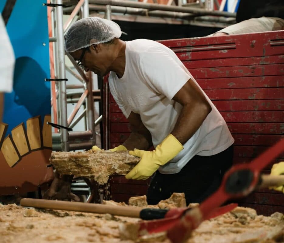 Maior rapadura do mundo, com mais de 18 toneladas, é quebrada com picaretas e furadeiras