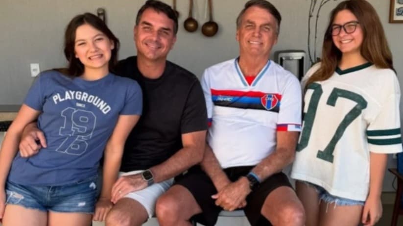 Senador Flávio Bolsonaro visita o pai em “prisão domiciliar”